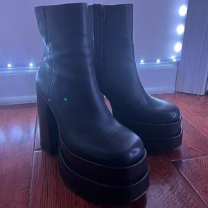 STEVE MADDEN PLATFORM LEATHER BOOTS